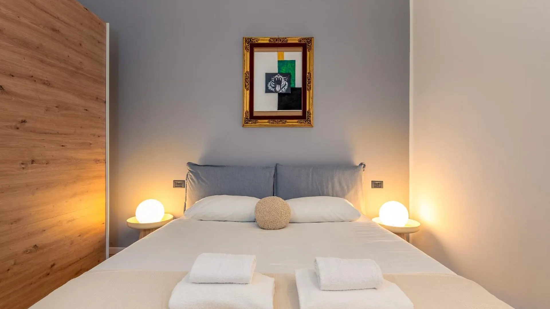 Elegant And Stylish Design Apartments In Brera Near The Metro 밀라노